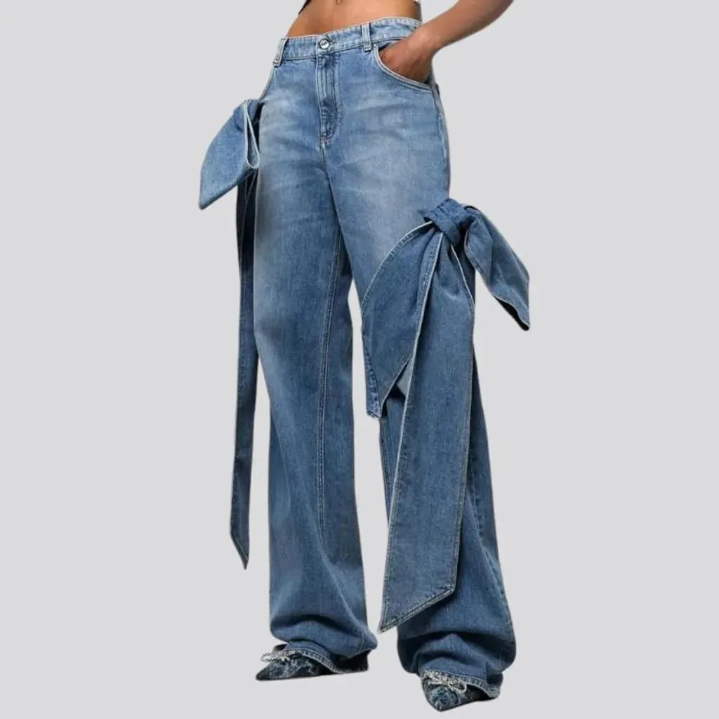 Light-wash women's y2k jeans