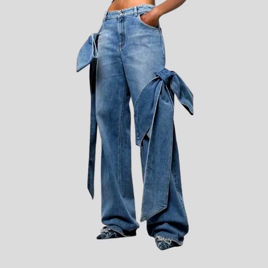 Light-wash women's y2k jeans