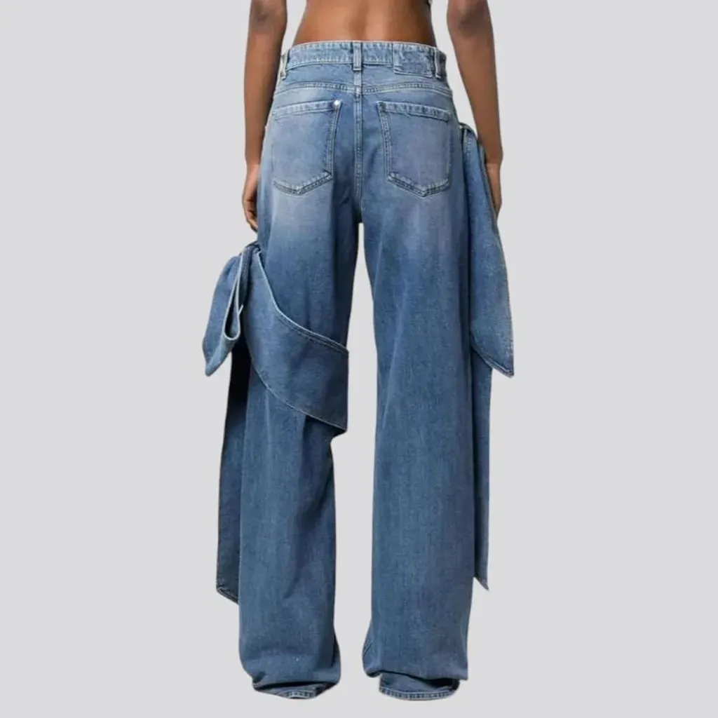 Light-wash women's y2k jeans