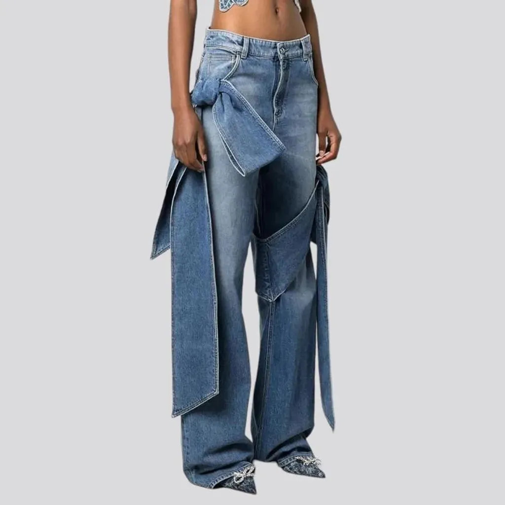 Light-wash women's y2k jeans