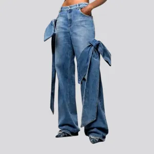 Light-wash women's y2k jeans