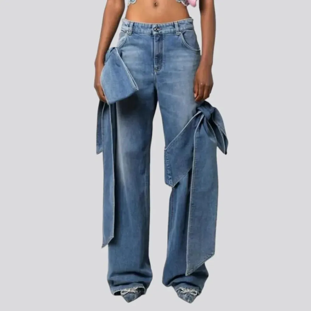 Light-wash women's y2k jeans